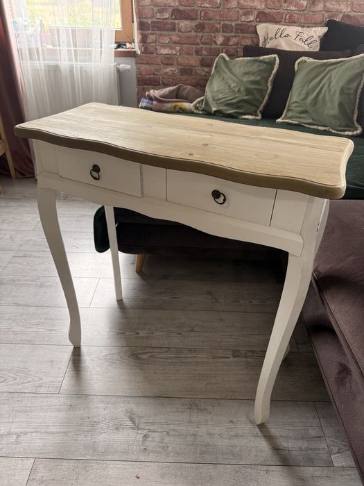 Piękna stylowa konsola