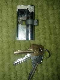 stara wkładka do drzwi plus trzy klucze