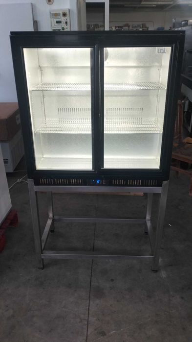 Vitrine refrigerada com bancada