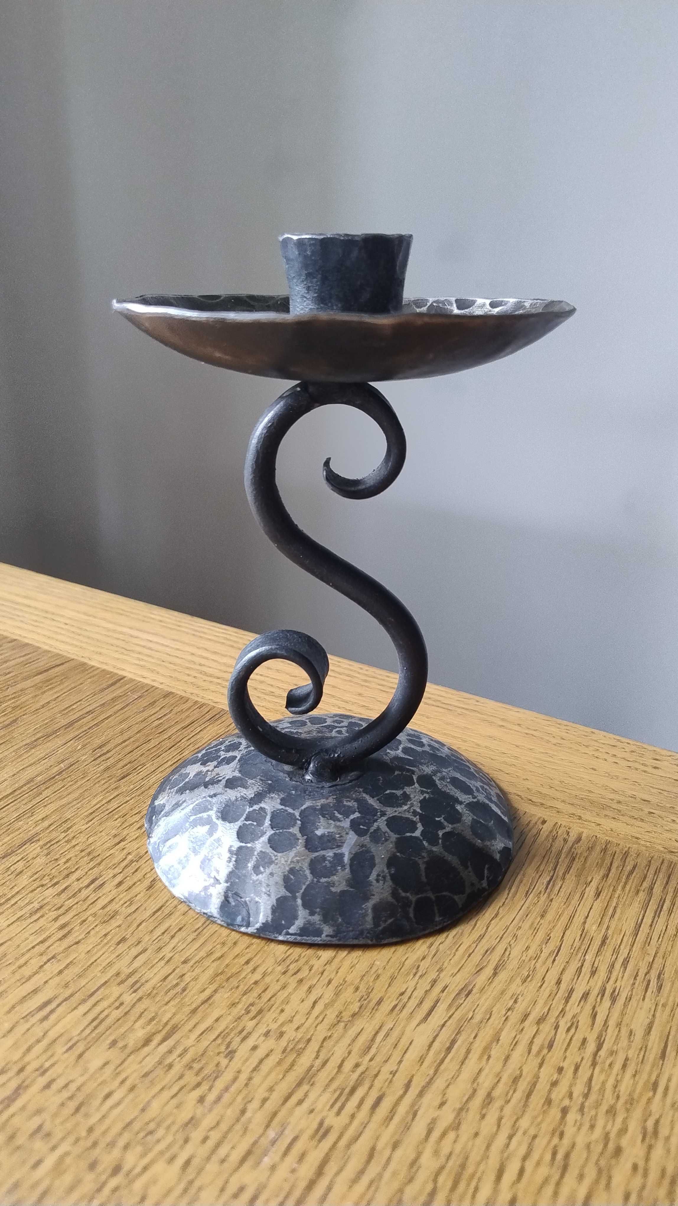Ręcznie kuty żelazny świecznik / wys. 15 cm