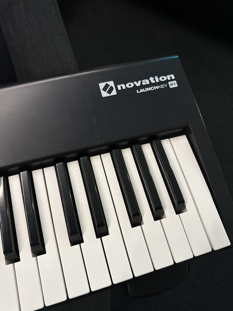 Teclado midi novation launchkey 61