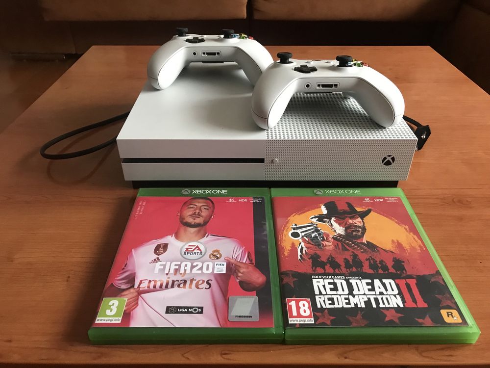 Xbox one S 1TB + 2 comandos + 2 jogos