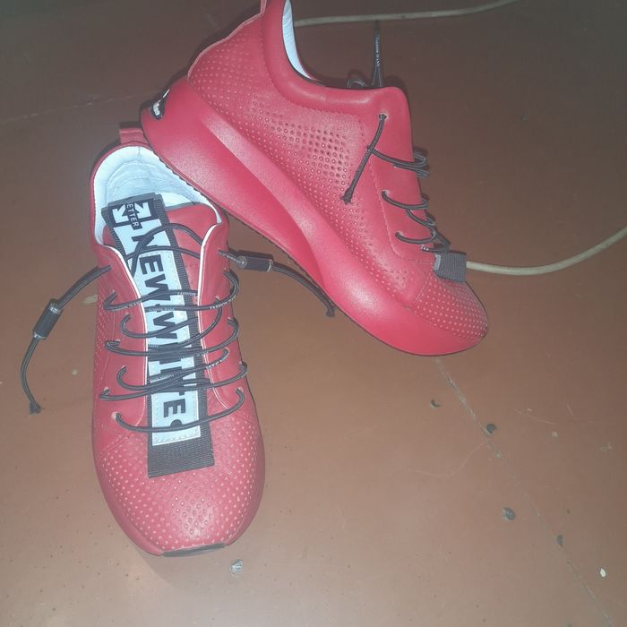 Продам кроссовки женские