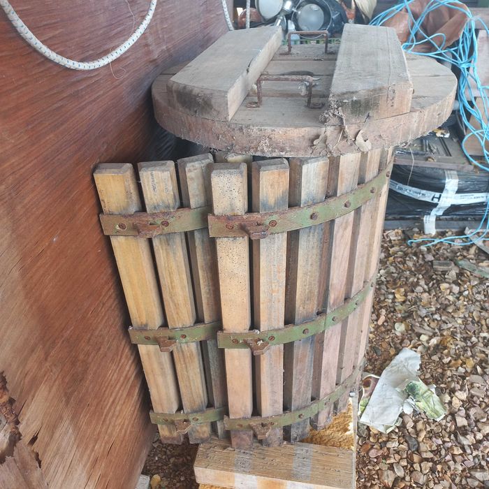 Vende-se prensa de uvas completa.