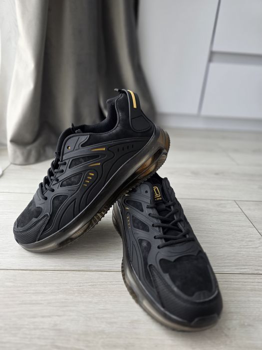 Чоловічі кросівки 44 розмір