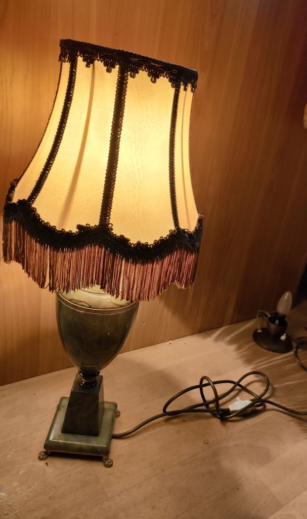 Lampa stojąca z kamienia onyksu