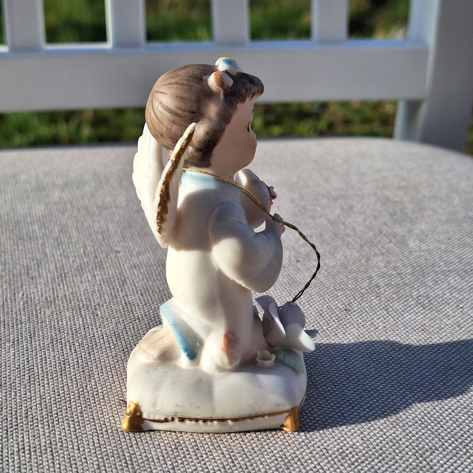 Figurka porcelanowa Aniołek biskwit
