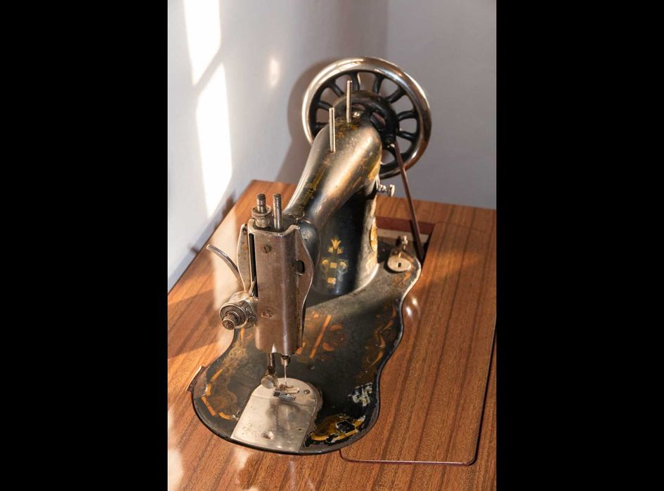 Máquina de costura Singer com Móvel