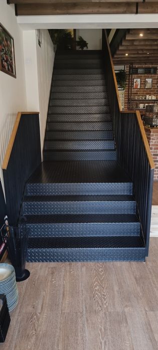 Sprzedam schody metalowe wewnętrzne masywne