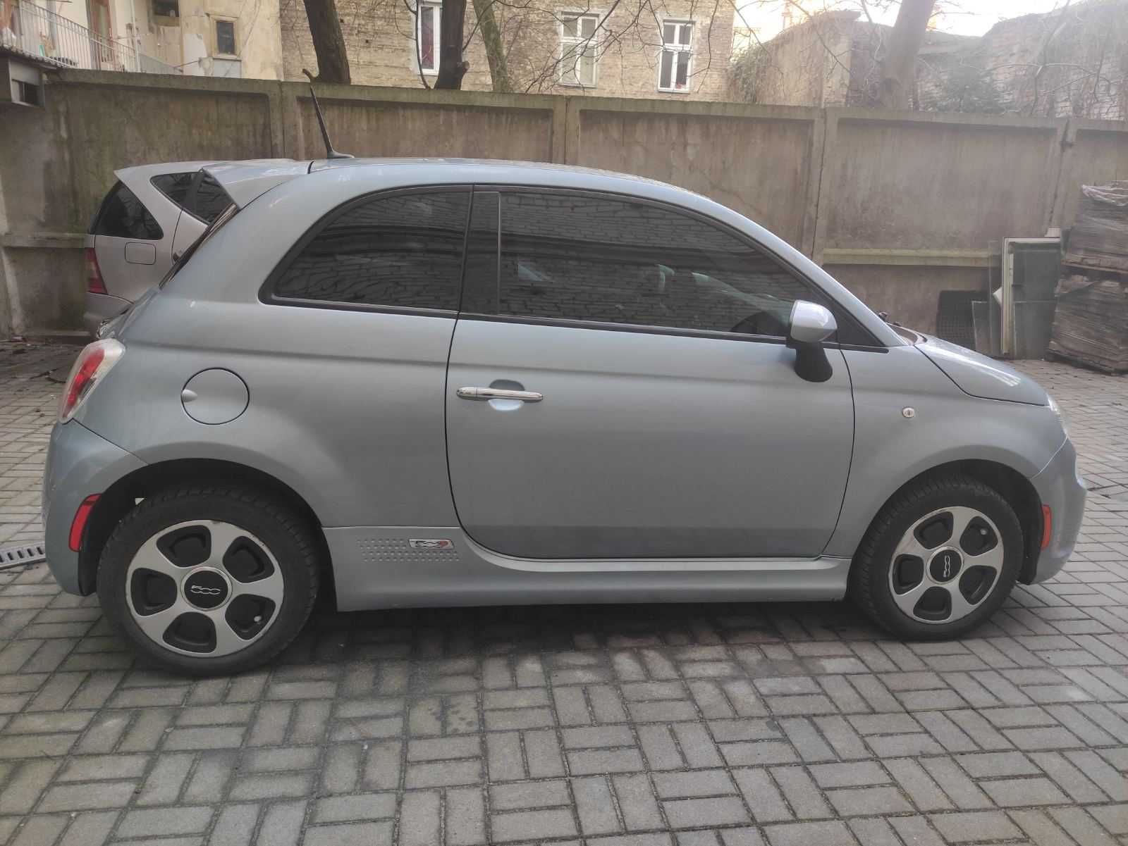 Fiat 500e 2015 року