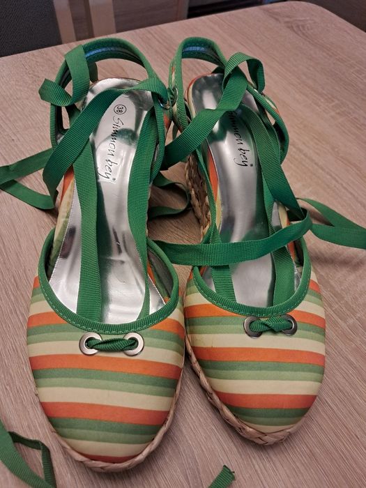 Sandały na koturnie
