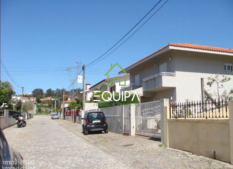 Prédio habitacional e restaurante em Lordelo, Guimarães