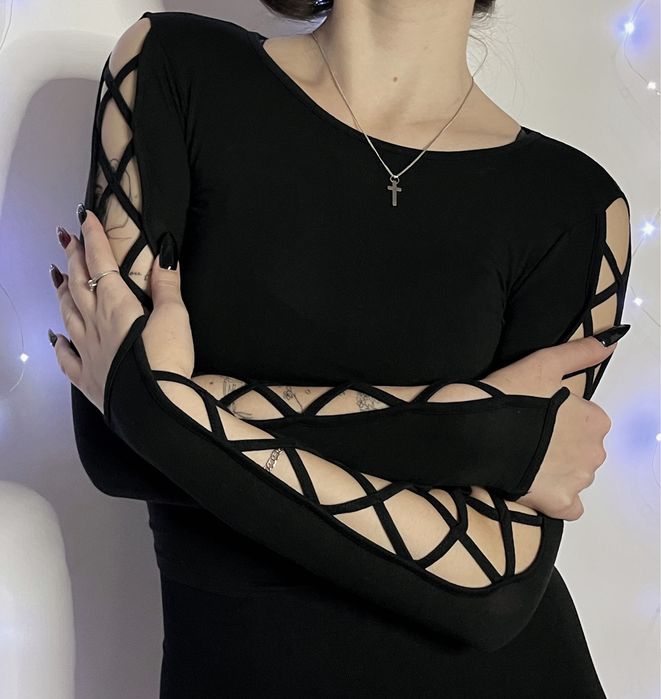 Кофта з вирізами на руках