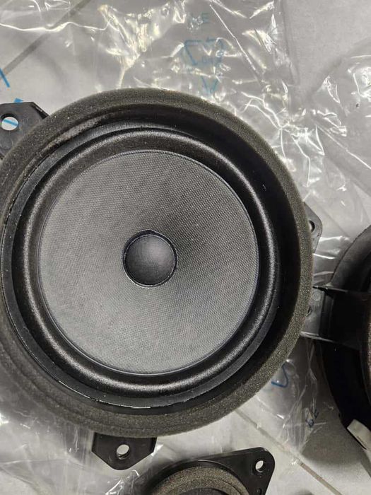 Głośniki Toyota RAV4 2015 Przednie drzwi L i P i podszybie oryginał