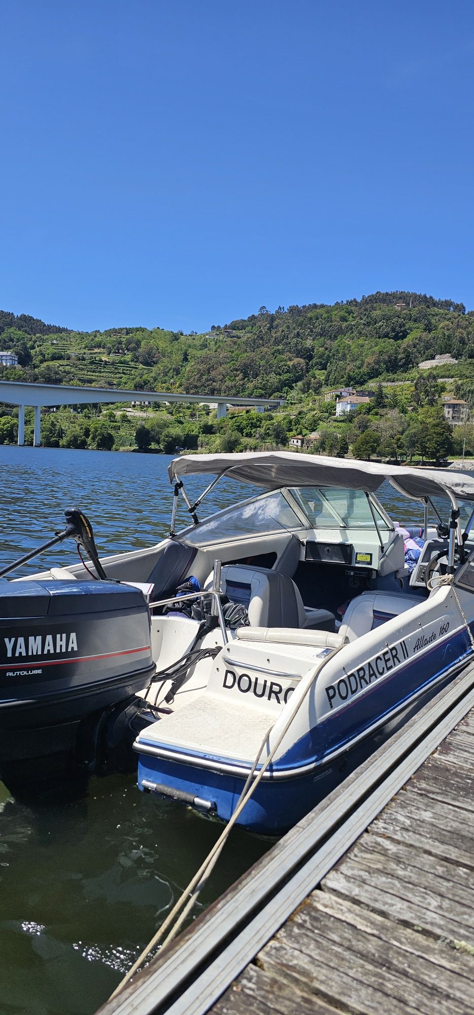 Barco Campion atrelado