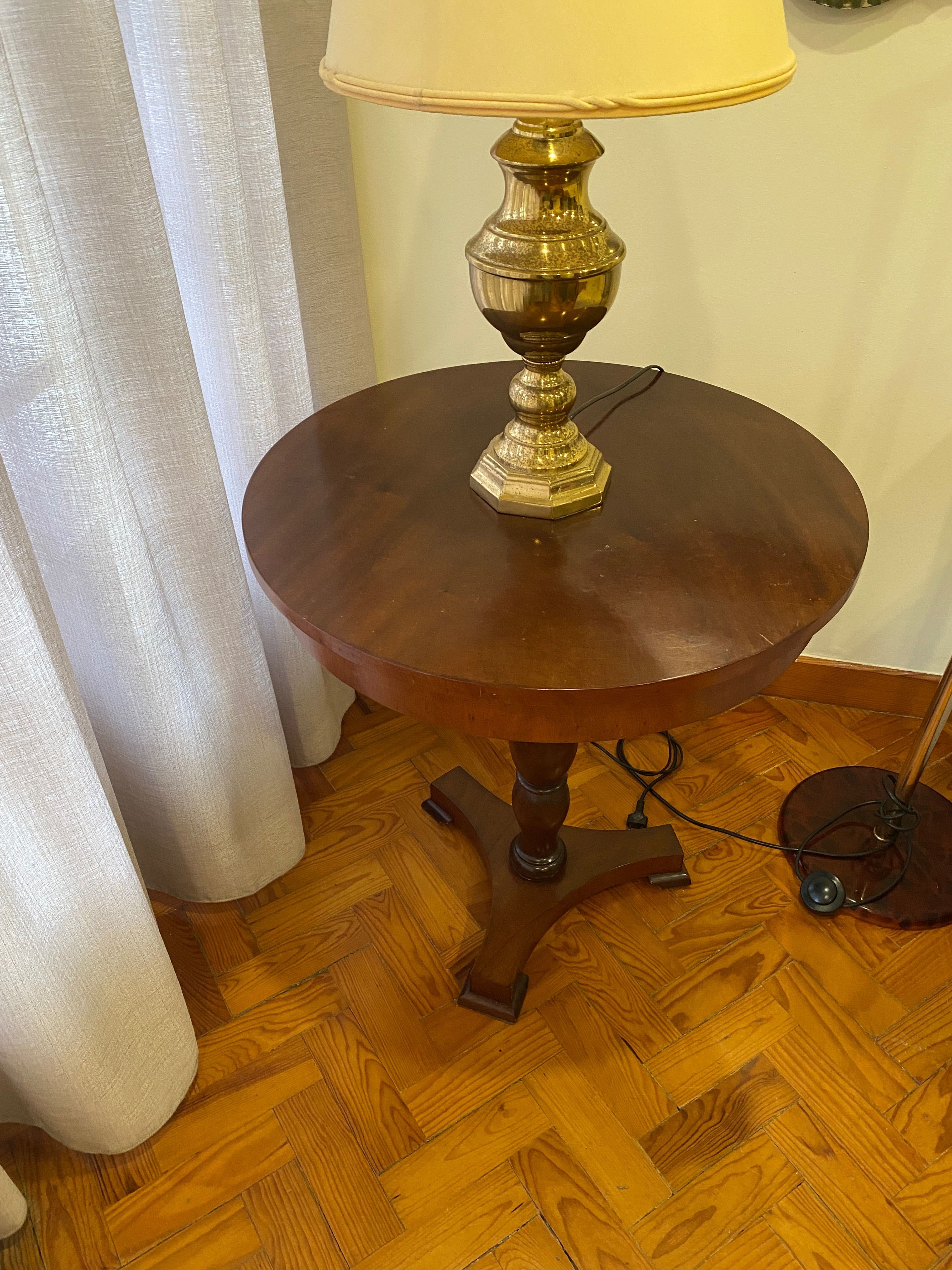 Mesa de apoio em madeira