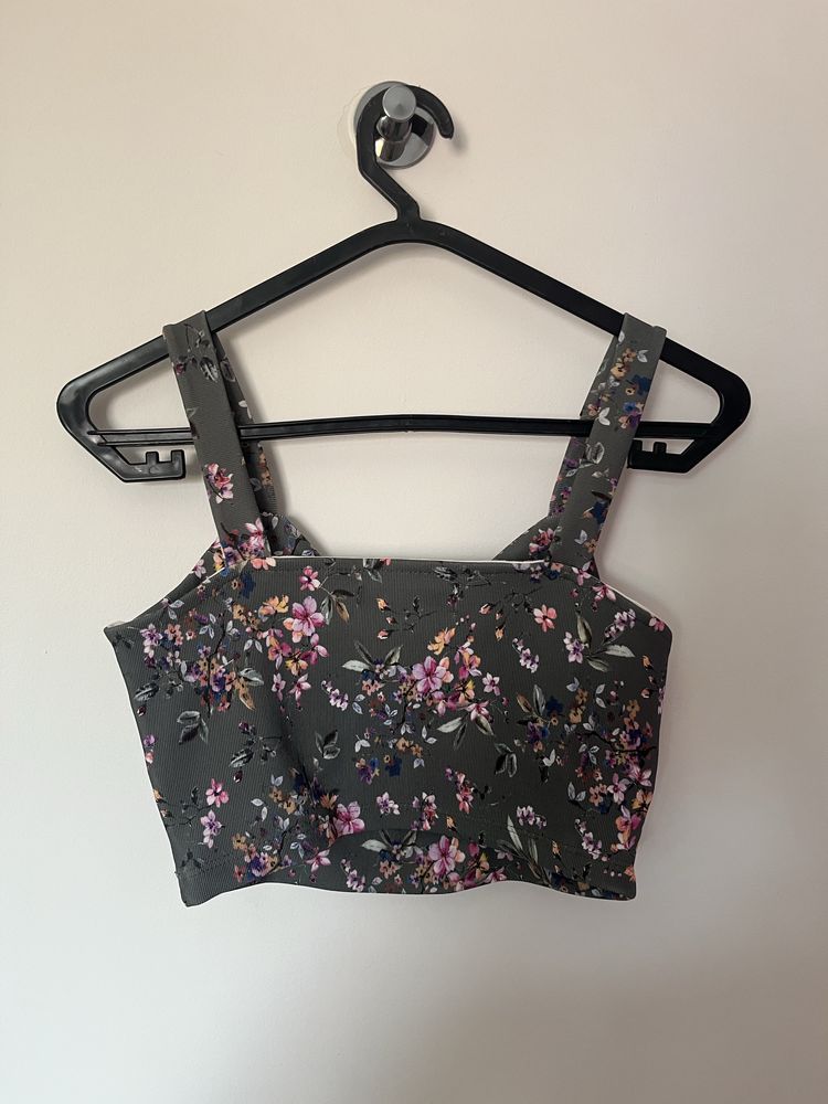 Top verde com flores da pull and bear