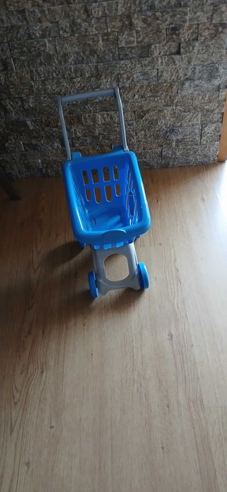 Carrinho de boneca muito bonito