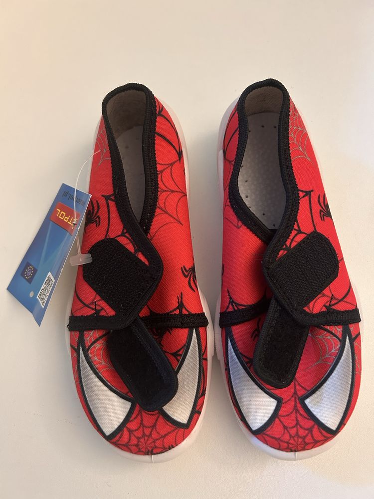 Buty dla dzieci r. 27 z motywem Spidermena