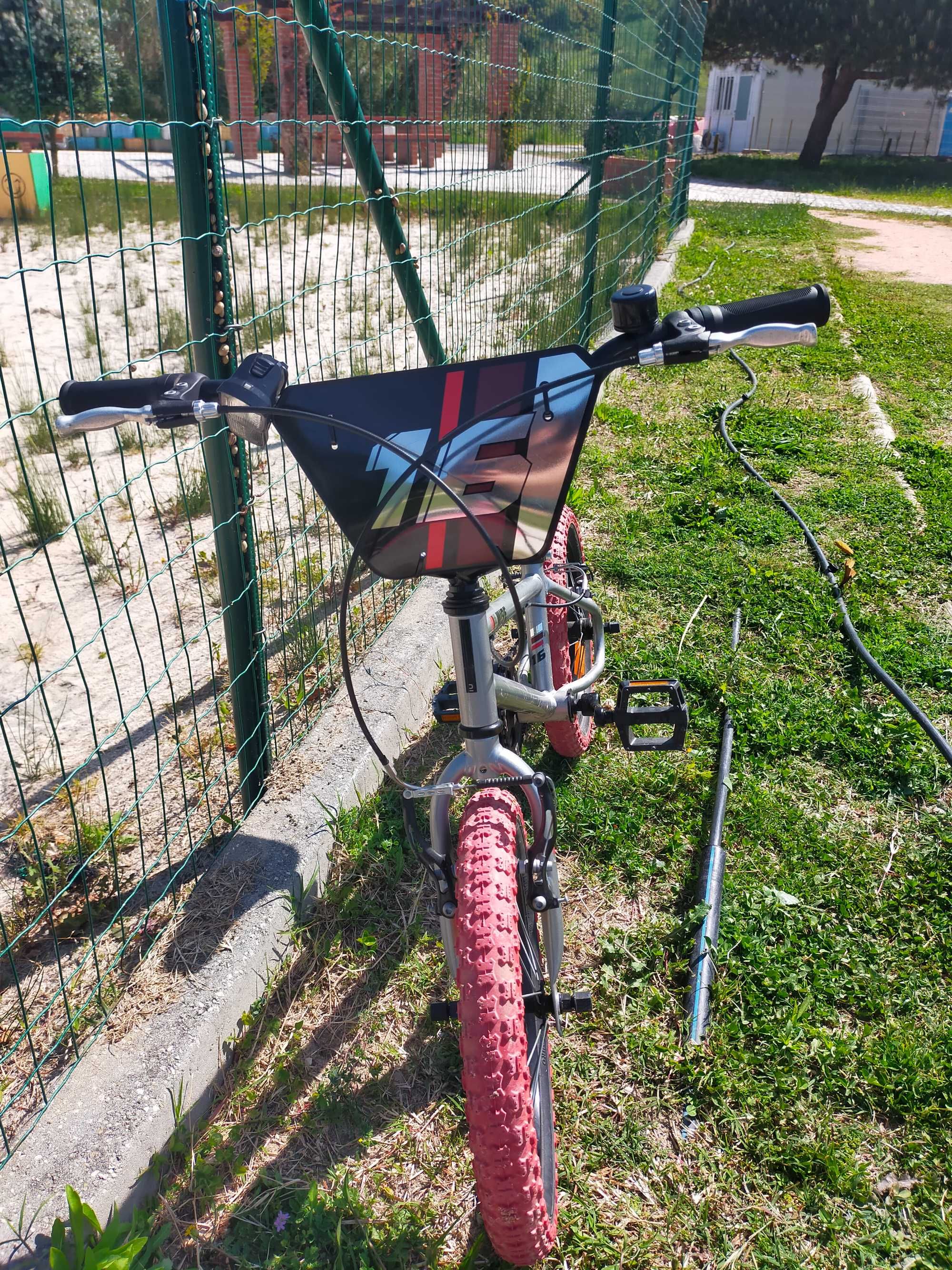 Bicicleta criança em bom estado e com pouco uso