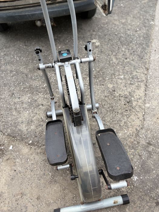 Elíptica usada com marcas de desgaste