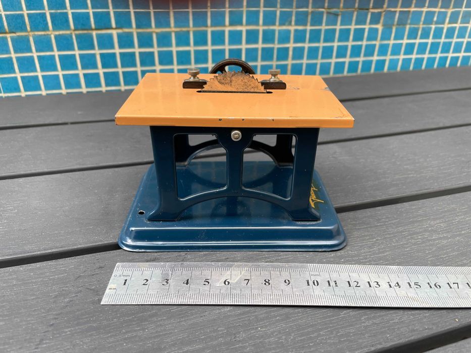 Brinquedo antigo em chapa