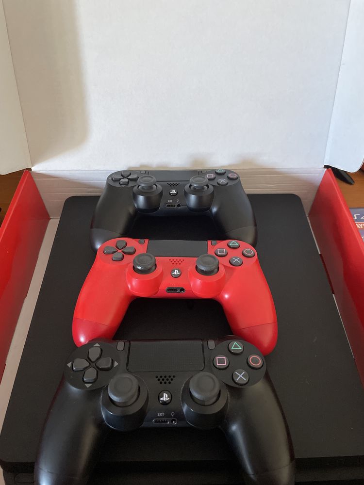 Ps4 modelo slim usada mas em ótimo estado com 3 comandos e 4 jogos.