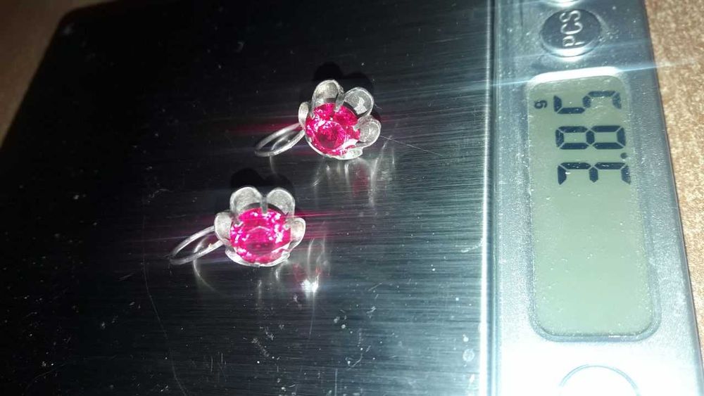 Серебряные серьги с рубином и кольцо с рубином 18размер, комплект