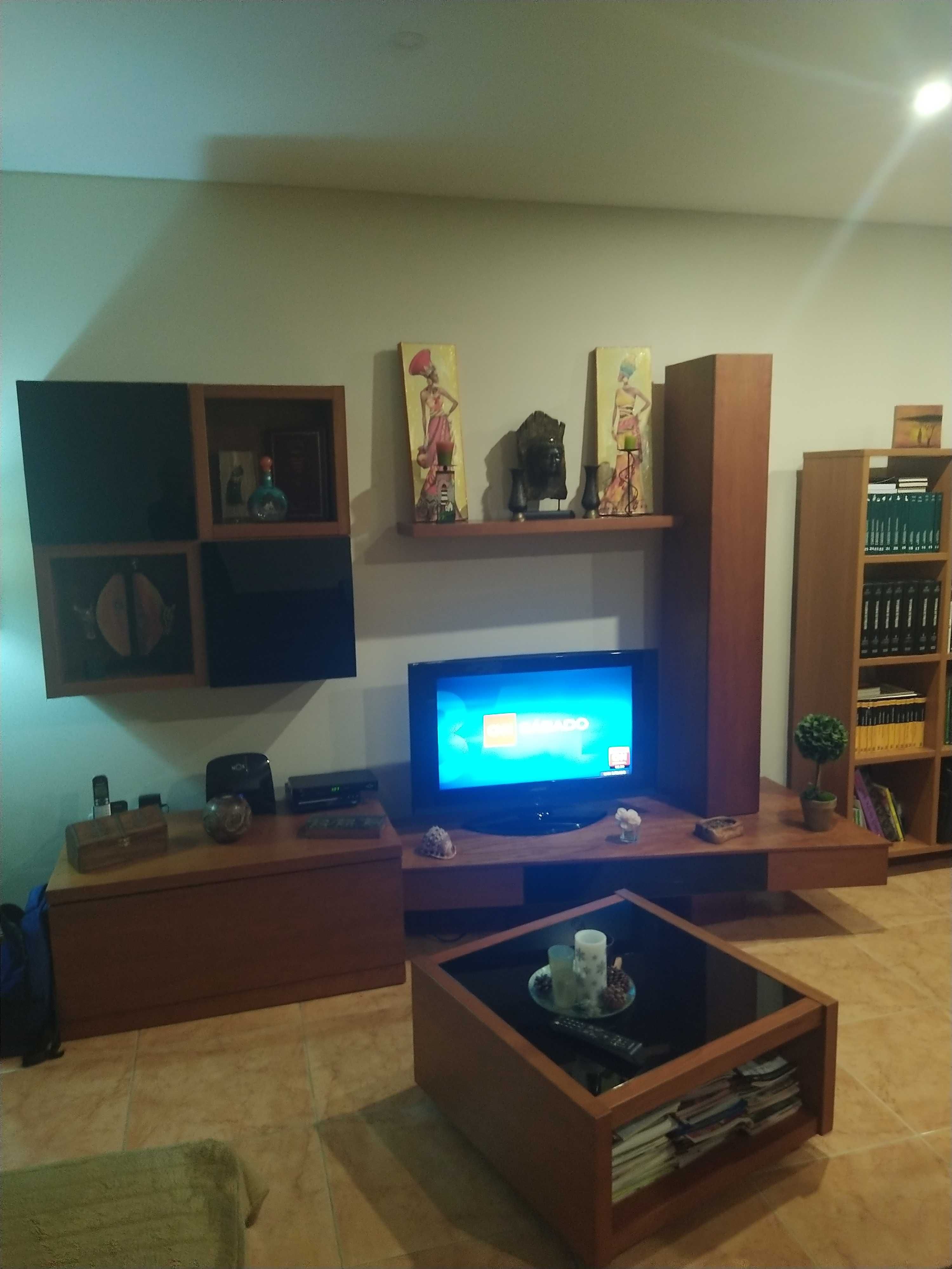 Estante completa moderna com mesa e sofa