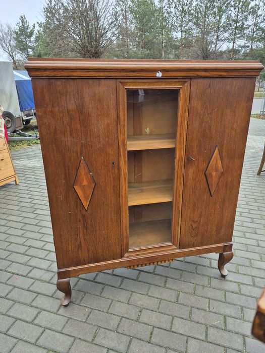 Wysoka komoda na gietej nodze