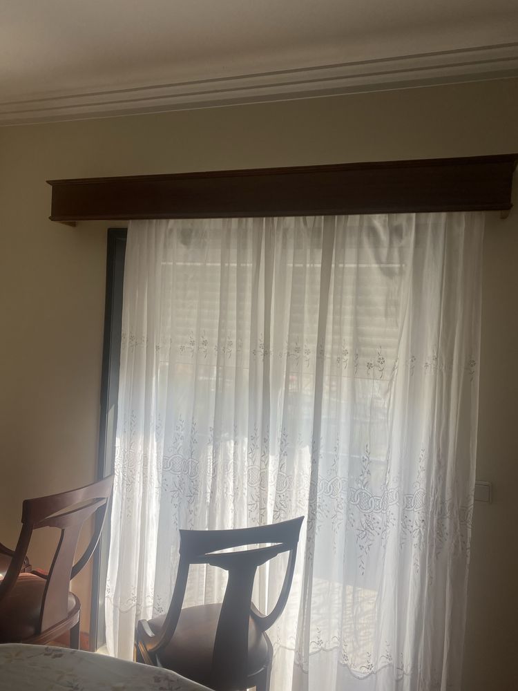 Varias sanefas de madeira macica com suporte para cortinados