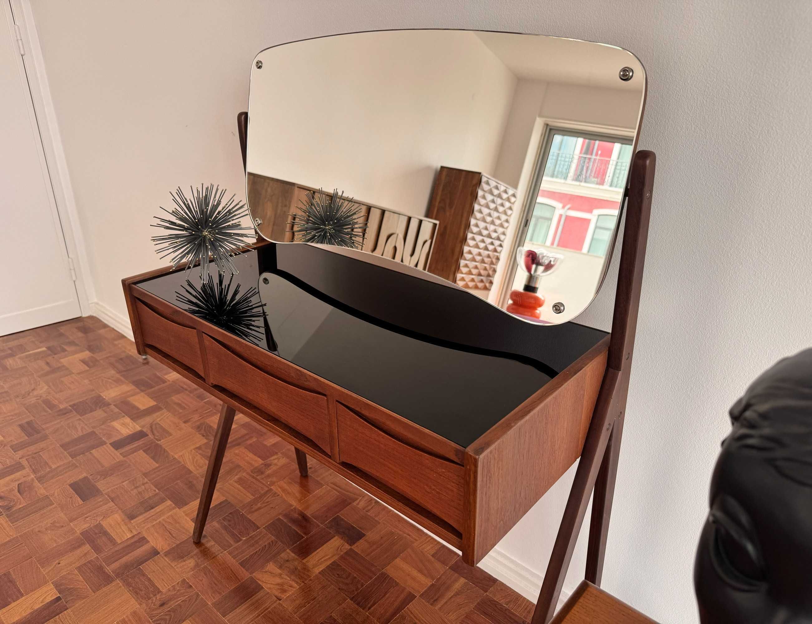 Toucador Vintage dos Anos 60 em Teca, Design de Arne Vodder