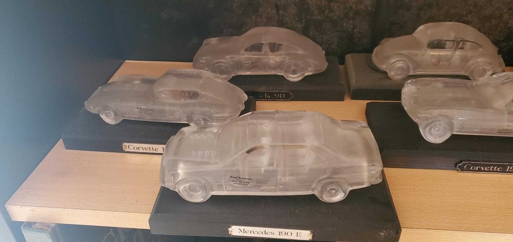 Vendo vários carros de cristal da Casa alemã Hofbauer, em bom estado.