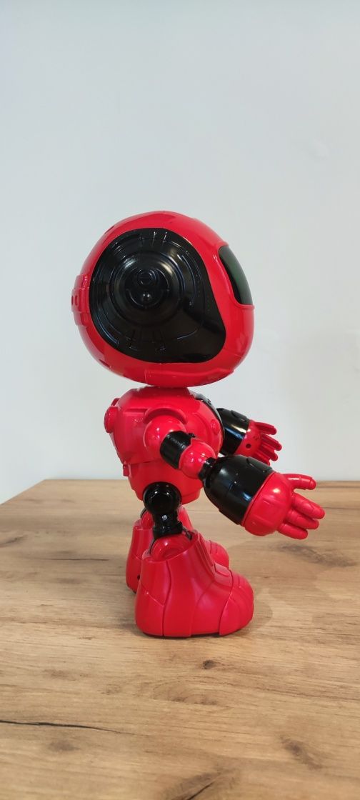 Robot interaktywny sterowany pilotem