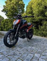 Ktm duke 125.