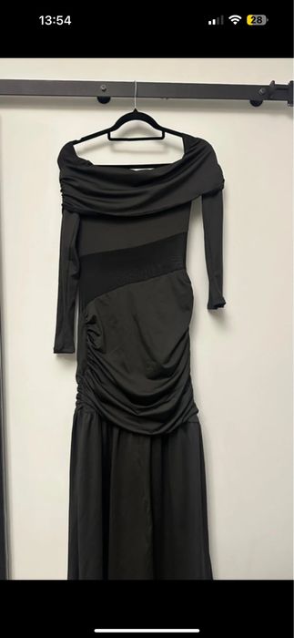 Czarna sukienka wieczorowa