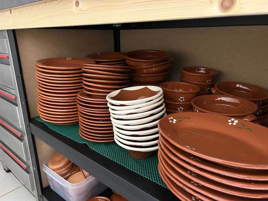 Pratos e taças em barro