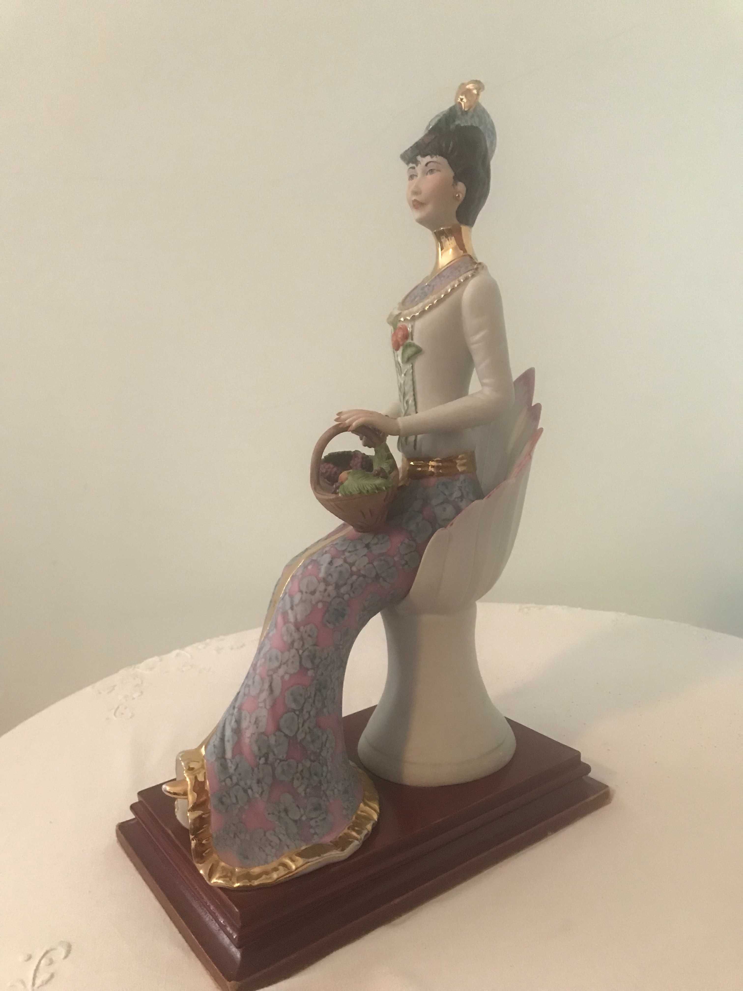 Boneca Sentada - Peça Decorativa em Porcelana