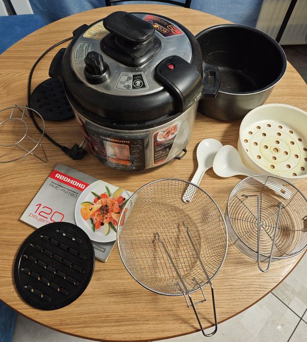 Мультиварка б/в з аксесуарами і рецептами.