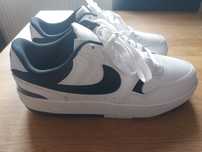 Nike - RAZ na nogach