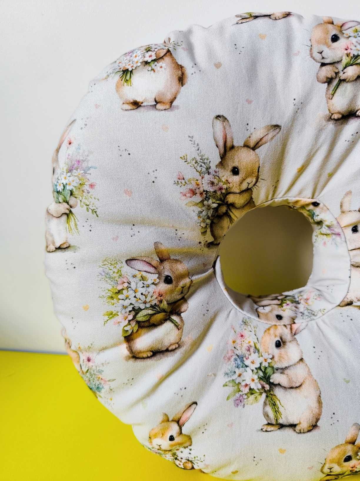 Poduszka piercingowa do piercingu donut do spania Króliczki