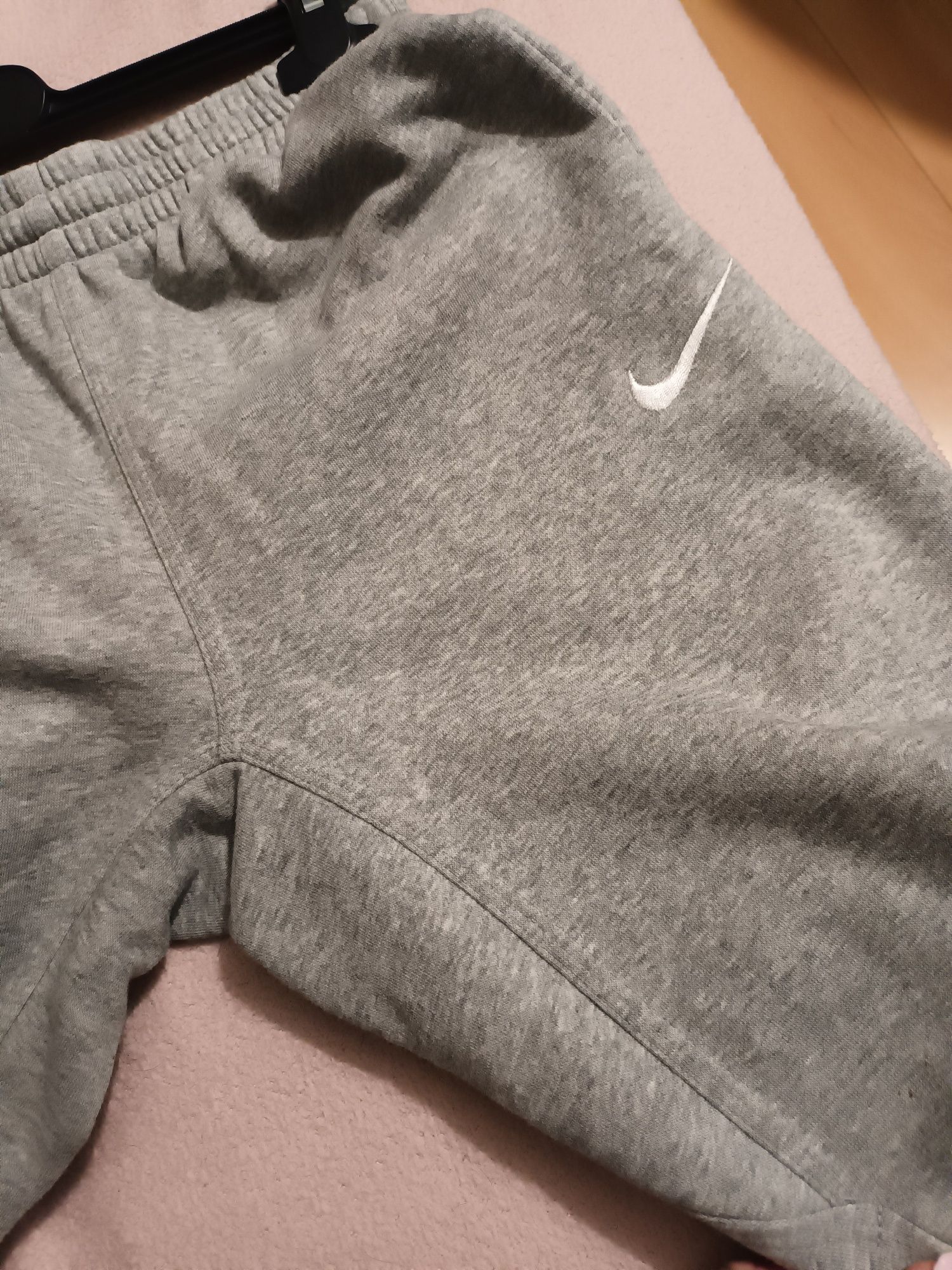 Nike/spodnie dresowe/137/147