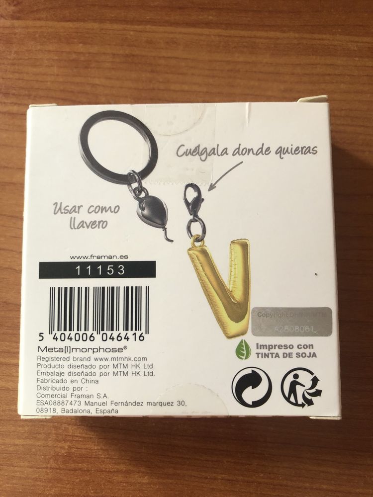 Porta chaves em Aço inox letra V