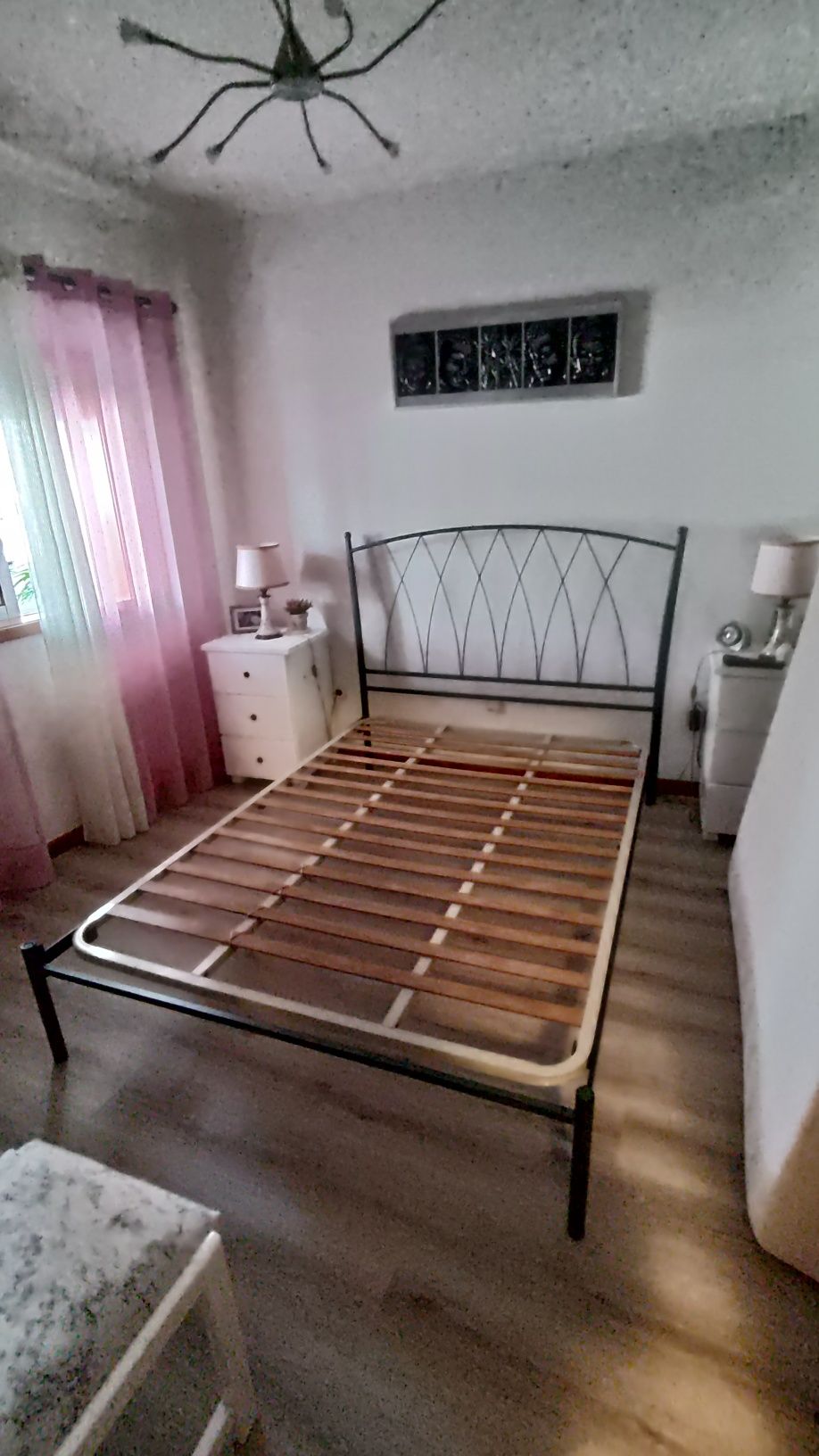 Cama de ferro com estrado