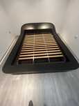Cama de casal em pele