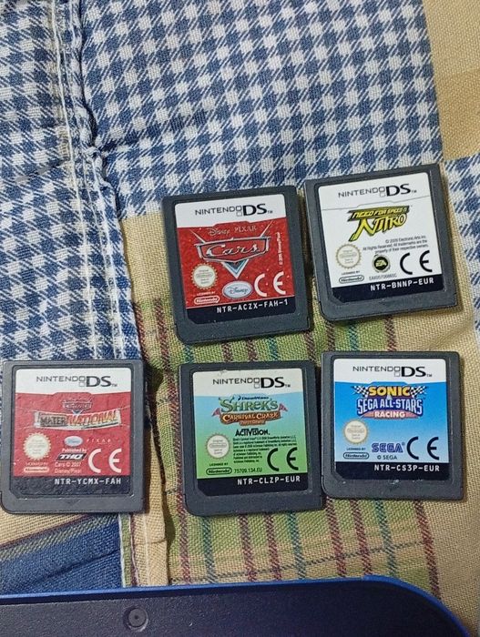 Consola Nintendo 2 DS com vários jogos e carregador
