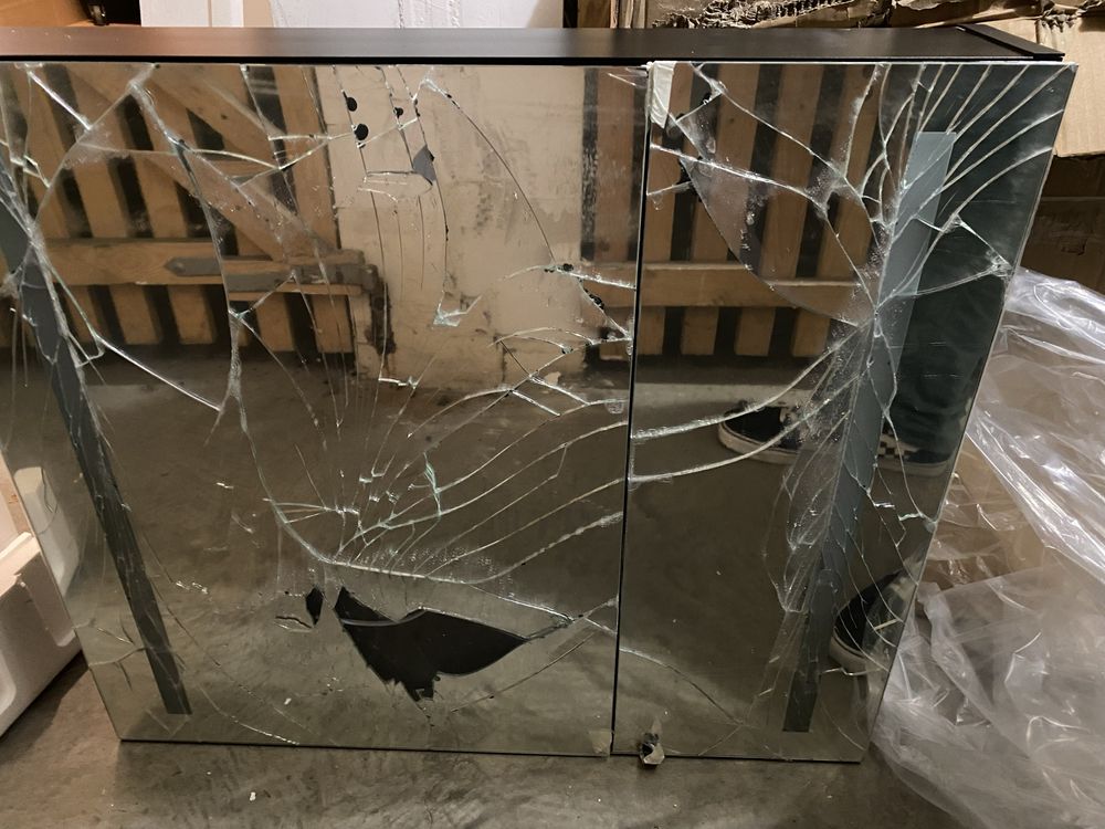 Szafka łazienkowa aluminiowa – uszkodzone lustra