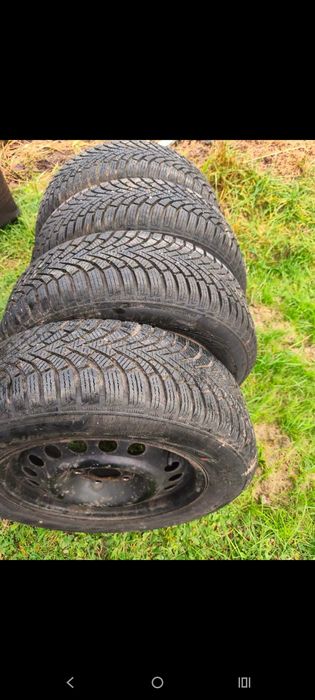 Komplet opon zimowych z felgami stalowymi 195/65 R15 91T, rocznik 2024
