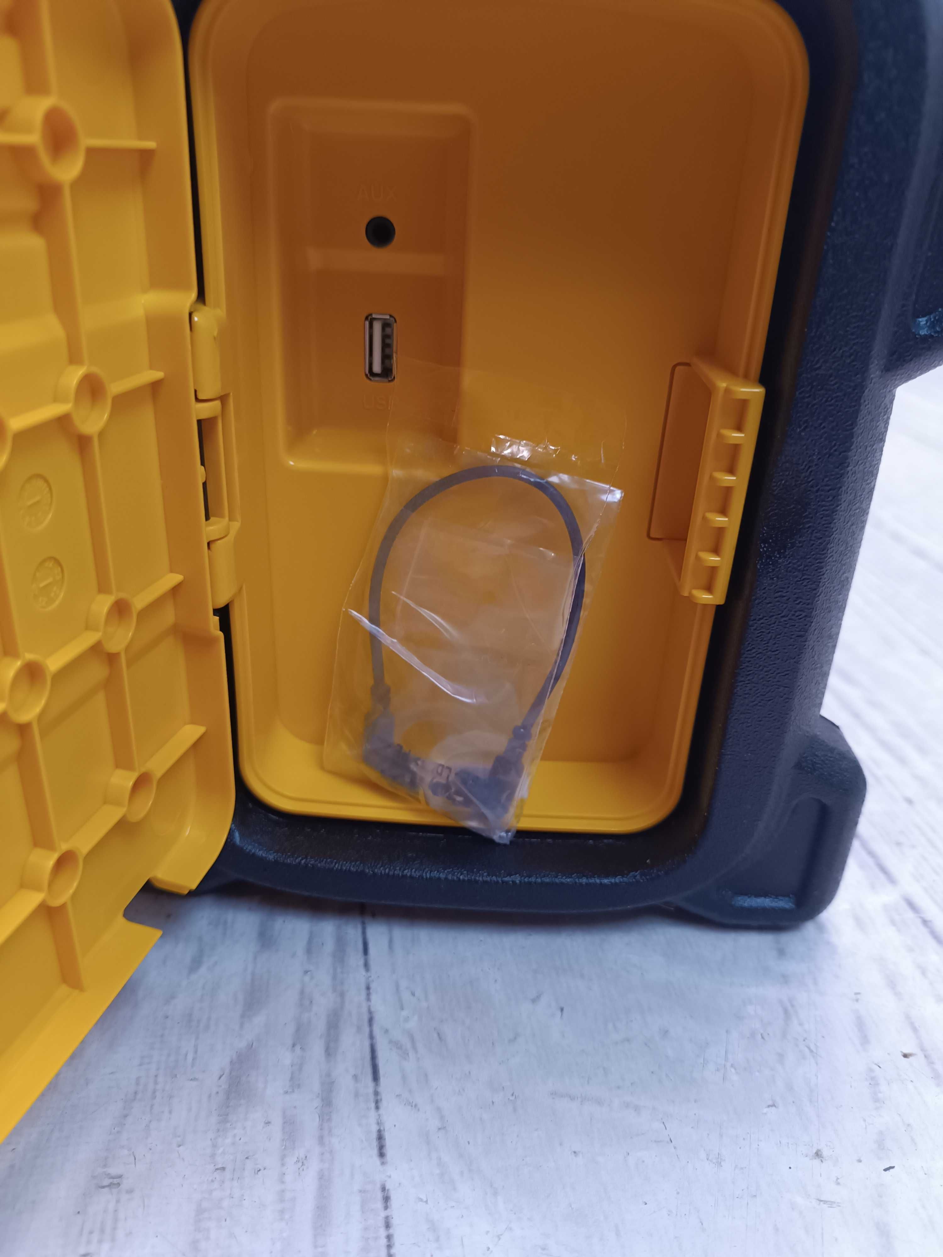 Зарядний пристрій радіоприймач DeWALT DAB+/FM XR Li-Ion DCR020
