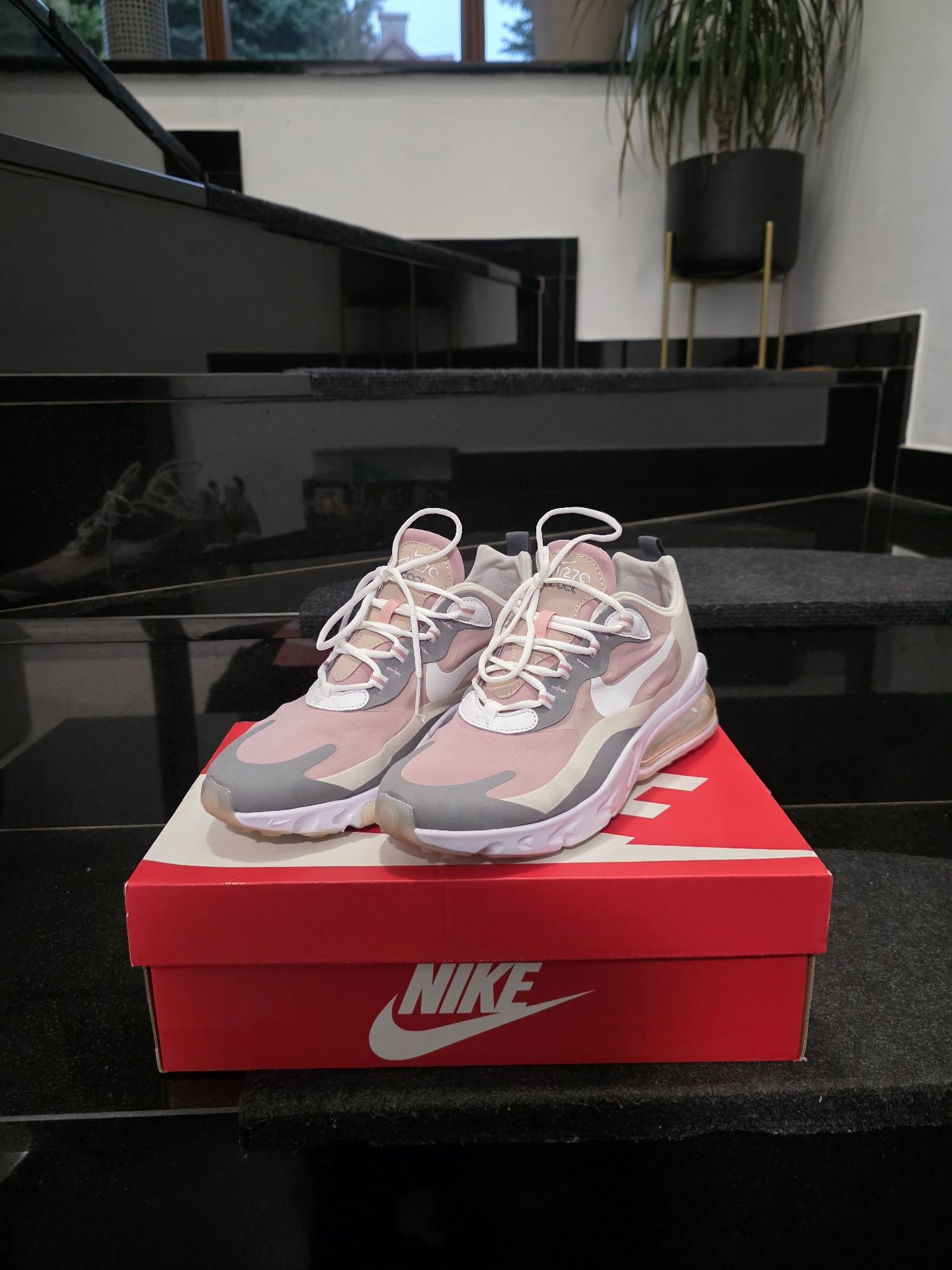 Nike 270 React. 39
